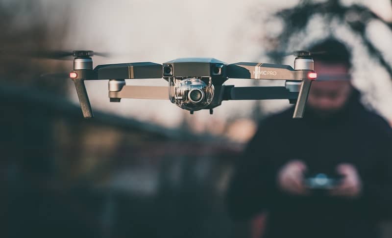 piloto de drones revisando la normativa de drones en España en el 2020