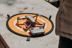 piloto informándose dónde volar drones en asturias