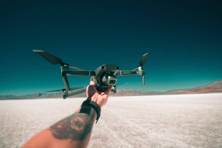piloto comprobando las zonas en dónde volar drones en canarias