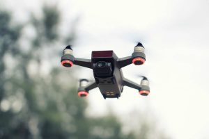 piloto de drones revisando dónde volar en galicia