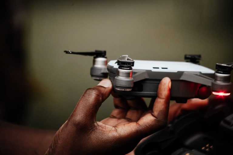 piloto de drone revisando qué drones necesitan licencia para volar en España